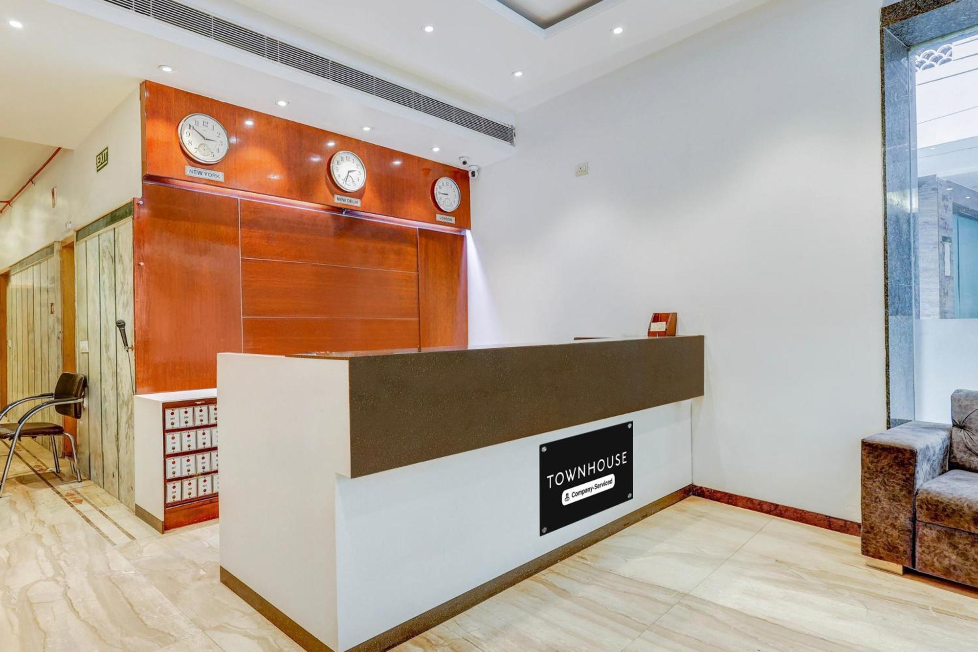 Super Townhouse Arakashan Road Paharganj Formerly Mohan International New Delhi Exterior photo