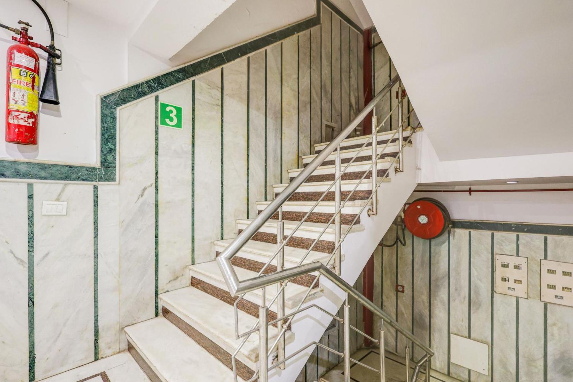 Super Townhouse Arakashan Road Paharganj Formerly Mohan International New Delhi Exterior photo