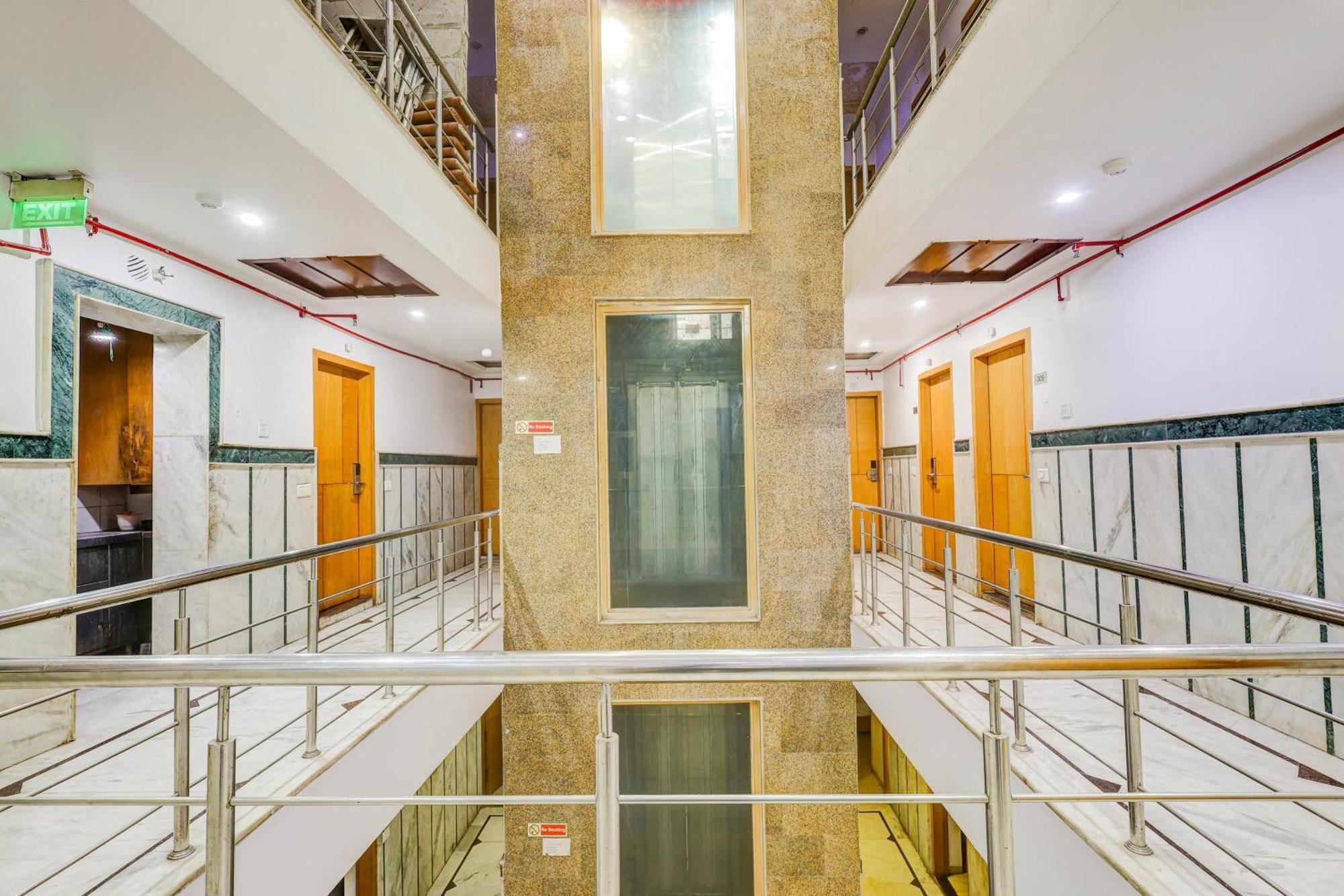 Super Townhouse Arakashan Road Paharganj Formerly Mohan International New Delhi Exterior photo