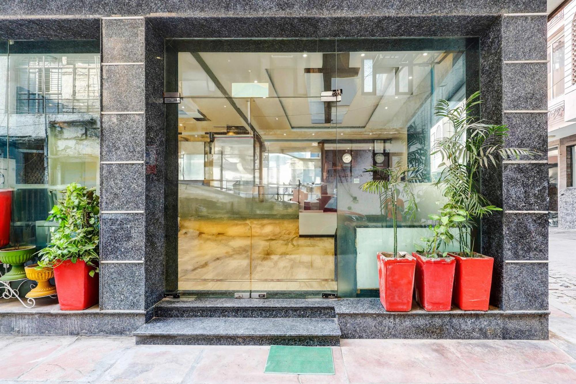 Super Townhouse Arakashan Road Paharganj Formerly Mohan International New Delhi Exterior photo